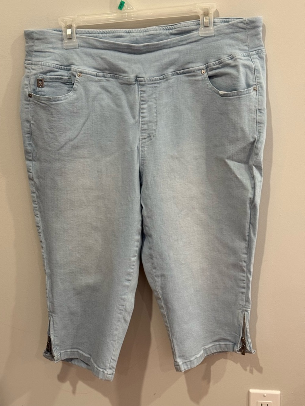 Belle by Kim Gravel 20WP Light Wash Women's Stretch Capri Jeggings w Stretch 225